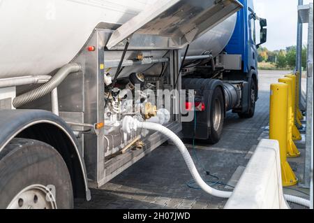 Ein Tankwagen versorgt die Tankstelle mit LNG Stockfoto