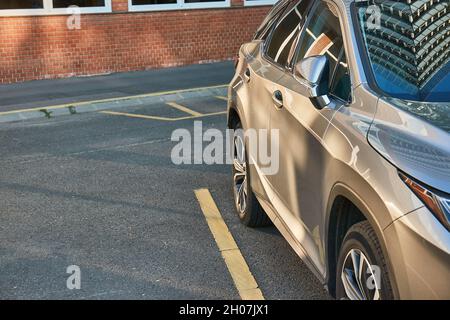 Autos Parken in der Stadt, freier Parkplatz Stockfoto