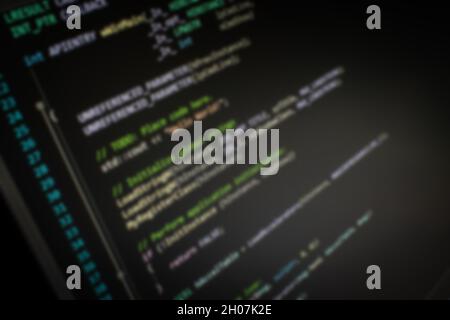 C++ Hello World kodiert auf dem Bildschirm unscharges Hintergrundbild Stockfoto