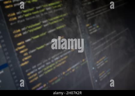 HTML Hello World Code auf dem Bildschirm verschwommenes Hintergrundbild Stockfoto