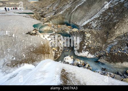 Die Menschen erkunden die grafischen Details, Texturen und Eisformationen, während sie auf dem Athabasca-Gletscher am Columbia Icefield, Jasper National Par, spazieren Stockfoto