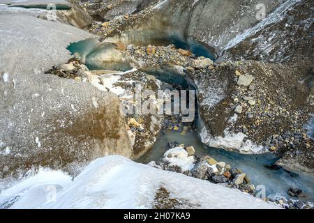 Nahaufnahme der grafischen Details, Texturen und Eisformationen des Athabasca-Gletschers auf dem Columbia Icefield, Jasper National Park, Alberta, Canad Stockfoto