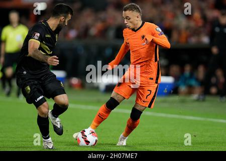 ROTTERDAM, NIEDERLANDE - 11. OKTOBER: Louie Annesley aus Gibraltar und Noa lang aus den Niederlanden während des Qualifikationsspiels der FIFA Fußball-Weltmeisterschaft 2022 zwischen den Niederlanden und Gibraltar am 11. Oktober 2021 im Stadion Feijenoord in Rotterdam, Niederlande (Foto: Peter Lous/Orange Picts) Stockfoto