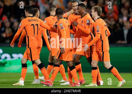 ROTTERDAM, NIEDERLANDE - 11. OKTOBER: Denzel Dumfries aus den Niederlanden feiert nach seinem vierten Tor mit Steven Berghuis aus den Niederlanden, Noa lang aus den Niederlanden, Georginio Wijnaldum aus den Niederlanden, Virgil van Dijk aus den Niederlanden und Frenkie de Jong aus den Niederlanden während des Qualifikationsspiels der FIFA-Weltmeisterschaft 2022 zwischen den Niederlanden und Gibraltar am 11. Oktober 2021 im Stadion Feijenoord in Rotterdam, Niederlande (Foto: Peter Lous/Orange Picts) Stockfoto