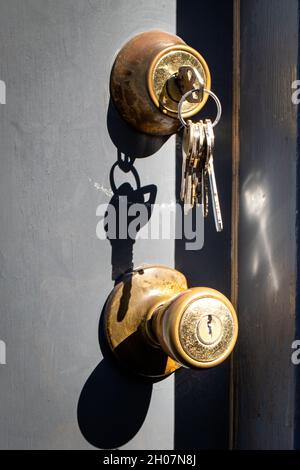 Schlüssel, die an Einem Schloss mit Totschraube hängen Stockfoto