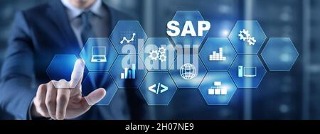 SAP System Software Automation Konzept. Geschäftsmann drückt virtuelle Taste SAP. Stockfoto