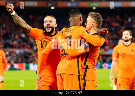 ROTTERDAM, NIEDERLANDE - 11. OKTOBER: Denzel Dumfries aus den Niederlanden feiert nach seinem vierten Tor mit Memphis Depay aus den Niederlanden und Noa lang aus den Niederlanden während des Qualifikationsspiels der FIFA-Weltmeisterschaft 2022 zwischen den Niederlanden und Gibraltar am 11. Oktober 2021 im Stadion Feijenoord in Rotterdam, Niederlande (Foto von Geert van Erven/Orange Picters) Stockfoto