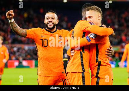 ROTTERDAM, NIEDERLANDE - 11. OKTOBER: Denzel Dumfries aus den Niederlanden feiert nach seinem vierten Tor mit Memphis Depay aus den Niederlanden und Noa lang aus den Niederlanden während des Qualifikationsspiels der FIFA-Weltmeisterschaft 2022 zwischen den Niederlanden und Gibraltar am 11. Oktober 2021 im Stadion Feijenoord in Rotterdam, Niederlande (Foto von Geert van Erven/Orange Picters) Stockfoto