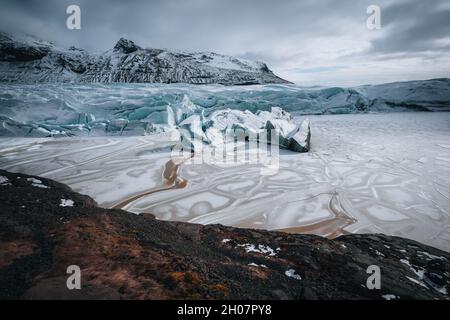 Luftdrohnenpanorama Draufsicht Gletscher island svinafellsjoekull, Schmelzeis, Klimawandel und Konzept der globalen Erwärmung Stockfoto
