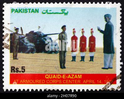 PAKISTAN - UM 2006: Eine in Pakistan gedruckte Marke zeigt Mohammed Ali Jinnah, Soldaten und Panzer, um 2006 Stockfoto