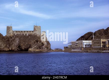 Oman, März 1972. Muscat Harbour. Fort al-Jalali, erbaut von den Portugiesen im 16. Jahrhundert, diente bis in die frühen 1970er Jahre als Gefängnis. Die britische Botschaft steht rechts davon. Stockfoto