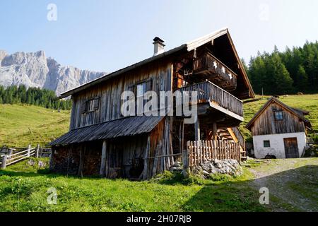 Schöne traditionelle Holzhäuser der Neustatt Alm in den österreichischen Alpen der Dachsteinregion (Steiermark in Österreich) Stockfoto