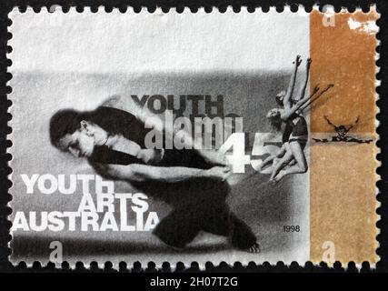 AUSTRALIEN - UM 1998: Eine in Australien gedruckte Briefmarke zeigt Tanz, Darstellende Kunst und Bildende Kunst, Jugendliche, um 1998 Stockfoto