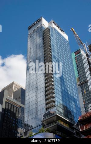 Wolkenkratzer ragen über dem Times Square in New York City, USA 2021 Stockfoto