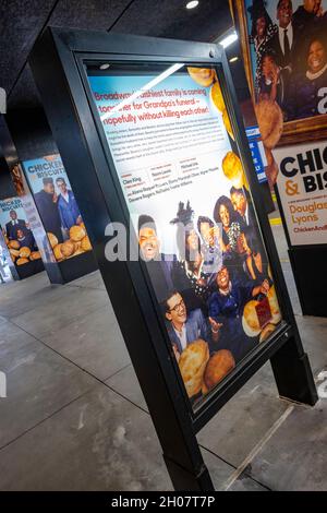 „Chicken & Biscuits“-Schild am Circle im Square Theater, New York City, USA Stockfoto