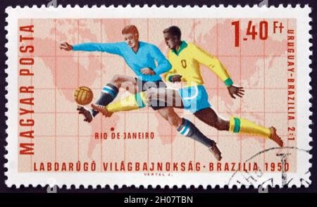 UNGARN - UM 1966: Eine in Ungarn gedruckte Marke zeigt Soccer Play, Rio de Janeiro (Uruguay 2, Brasilien 1), Fußball-Weltmeisterschaft 1966, Wembley, Stockfoto