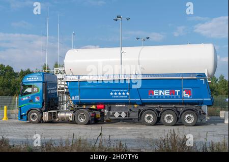 Deutschland , Kittlitz , 11.10.2021 , Ein LKW der Firma Reinert Logistic GmbH und Co. Kg an einer neuen und modernen LNG-Tankstelle. Stockfoto