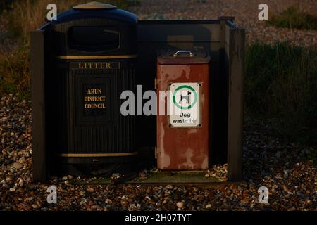 Außenansicht eines Abfallbehälters und eines Hundebehälters nebeneinander in einem Halbeinbau. Stockfoto