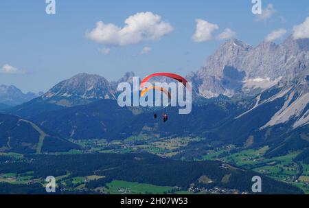 Zwei Freunde Paragliding in den Alpen der Dachsteinregion in Österreich Stockfoto