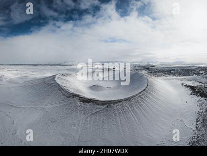 Luftdrohnenpanorama verschneite Winterlandschaft Ansicht des riesigen Vulkankegels Krater Hverfjall in der Nähe von Myvatn Reykjahlid Nordisland Europa Stockfoto