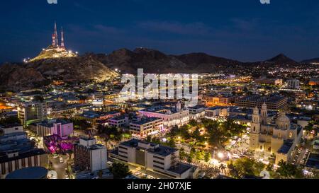 Luftaufnahme der Stadt Hermosillo Sonora Mexiko, während des Pitic Festivals am 25. Mai 2019. Dämmerung, erstes Gemälde der Stadt, Centenario Nachbarschaft, Hermsillo Zentrum, Lichter der Stadt bei Nacht. (Foto: Luis Gutierrez / NortePhoto.com) Vista aera de la ciduad Hermosillo Sonora Mexico, durante las Fiestas del Pitic el 25 Mayo 2019. Anochecer, Primer cuadro de la ciudad, colonia Centenario, Centro de Hermsillo, luces de la ciudad noche. (Foto: Luis Gutierrez/NortePhoto.com) Bell Hill, Cerro de la campana. Stockfoto