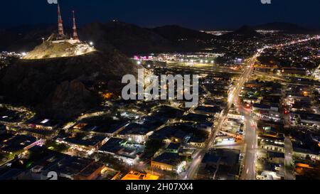 Luftaufnahme der Stadt Hermosillo Sonora Mexiko, während des Pitic Festivals am 25. Mai 2019. Dämmerung, erstes Gemälde der Stadt, Centenario Nachbarschaft, Hermsillo Zentrum, Lichter der Stadt bei Nacht. (Foto: Luis Gutierrez / NortePhoto.com) Vista aera de la ciduad Hermosillo Sonora Mexico, durante las Fiestas del Pitic el 25 Mayo 2019. Anochecer, Primer cuadro de la ciudad, colonia Centenario, Centro de Hermsillo, luces de la ciudad noche. (Foto: Luis Gutierrez/NortePhoto.com) Bell Hill, Cerro de la campana. Stockfoto