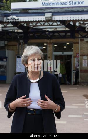 Maidenhead, Großbritannien. Oktober 2021. Theresa May, konservative Abgeordnete von Maidenhead, spricht anlässlich der offiziellen Eröffnung eines neuen Bahnhofsvorplatzes von Maidenhead. Die 3,75 Mio. £große Renovierung soll das Bahnhofsgebiet vor der Eröffnung der Crossrail-Bahn verkehrsfreundlicher machen und sowohl den Austausch zwischen Zügen und anderen Verkehrsmitteln als auch die Wander- und Radverbindungen zwischen Bahnhof und Stadtzentrum verbessern. Kredit: Mark Kerrison/Alamy Live Nachrichten Stockfoto