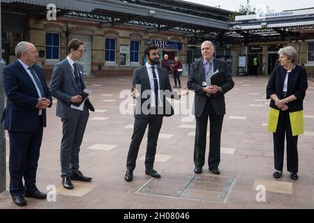 Maidenhead, Großbritannien. Oktober 2021. Asim Zeb vom Project Center spricht anlässlich der Eröffnung eines neuen Bahnhofsvorplatzes von Maidenhead. Die 3,75 Mio. £große Renovierung soll das Bahnhofsgebiet vor der Eröffnung der Crossrail-Bahn verkehrsfreundlicher machen und sowohl den Austausch zwischen Zügen und anderen Verkehrsmitteln als auch die Wander- und Radverbindungen zwischen Bahnhof und Stadtzentrum verbessern. Kredit: Mark Kerrison/Alamy Live Nachrichten Stockfoto