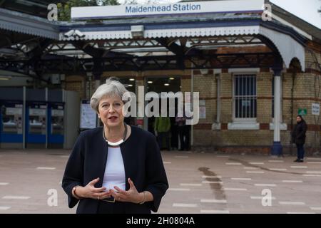 Maidenhead, Großbritannien. Oktober 2021. Theresa May, konservative Abgeordnete von Maidenhead, spricht anlässlich der offiziellen Eröffnung eines neuen Bahnhofsvorplatzes von Maidenhead. Die 3,75 Mio. £große Renovierung soll das Bahnhofsgebiet vor der Eröffnung der Crossrail-Bahn verkehrsfreundlicher machen und sowohl den Austausch zwischen Zügen und anderen Verkehrsmitteln als auch die Wander- und Radverbindungen zwischen Bahnhof und Stadtzentrum verbessern. Kredit: Mark Kerrison/Alamy Live Nachrichten Stockfoto