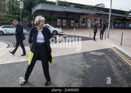 Maidenhead, Großbritannien. Oktober 2021. Theresa May, konservative Abgeordnete von Maidenhead, verlässt die Maidenhead-Station nach der offiziellen Eröffnung eines neuen Bahnhofsvorplatzes. Die 3,75 Mio. £große Renovierung soll das Bahnhofsgebiet vor der Eröffnung der Crossrail-Bahn verkehrsfreundlicher machen und sowohl den Austausch zwischen Zügen und anderen Verkehrsmitteln als auch die Wander- und Radverbindungen zwischen Bahnhof und Stadtzentrum verbessern. Kredit: Mark Kerrison/Alamy Live Nachrichten Stockfoto