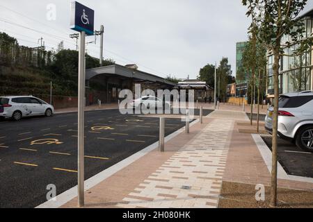 Maidenhead, Großbritannien. Oktober 2021. Der Vorplatz des Bahnhofs Maidenhead ist anlässlich der offiziellen Eröffnung durch die Parlamentsabgeordnete Theresa May abgebildet. Die 3,75 Mio. £große Renovierung soll das Bahnhofsgebiet vor der Eröffnung der Crossrail-Bahn verkehrsfreundlicher machen und sowohl den Austausch zwischen Zügen und anderen Verkehrsmitteln als auch die Wander- und Radverbindungen zwischen Bahnhof und Stadtzentrum verbessern. Kredit: Mark Kerrison/Alamy Live Nachrichten Stockfoto