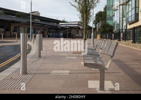 Maidenhead, Großbritannien. Oktober 2021. Der Vorplatz des Bahnhofs Maidenhead ist anlässlich der offiziellen Eröffnung durch die Parlamentsabgeordnete Theresa May abgebildet. Die 3,75 Mio. £große Renovierung soll das Bahnhofsgebiet vor der Eröffnung der Crossrail-Bahn verkehrsfreundlicher machen und sowohl den Austausch zwischen Zügen und anderen Verkehrsmitteln als auch die Wander- und Radverbindungen zwischen Bahnhof und Stadtzentrum verbessern. Kredit: Mark Kerrison/Alamy Live Nachrichten Stockfoto