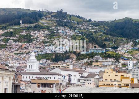 Häuser auf Hügeln in Quito, Ecuador Stockfoto