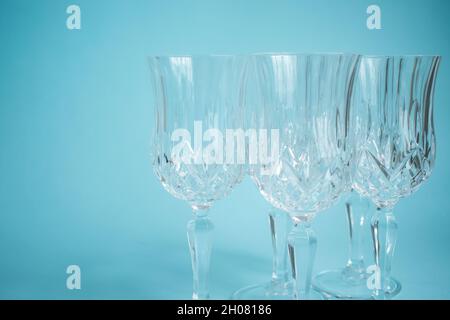 Einige Glasbecher auf blauer Oberfläche und blauem Hintergrund Stockfoto