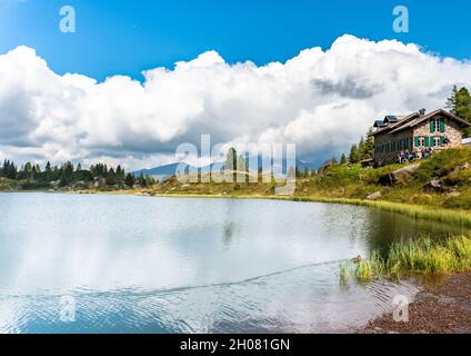 Colbricon Seen in den italienischen Alpen Stockfoto