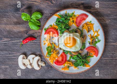 Spinat Pilz Eier Cheddar Basilikum weißen Teller Stockfoto