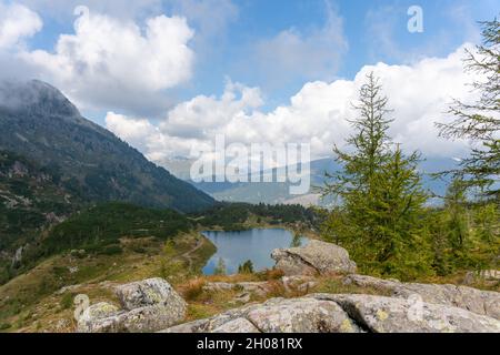 Colbricon Seen in den italienischen Alpen Stockfoto