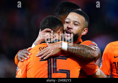 ROTTERDAM, NIEDERLANDE - 11. OKTOBER: Arnaut Danjuma aus den Niederlanden und Memphis Depay aus den Niederlanden während des Qualifikationsspiels der FIFA-Weltmeisterschaft 2022 zwischen den Niederlanden und Gibraltar am 11. Oktober 2021 im Stadion Feijenoord in Rotterdam, Niederlande (Foto: Geert van Erven/Orange Picches) Stockfoto