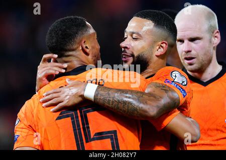 ROTTERDAM, NIEDERLANDE - 11. OKTOBER: Arnaut Danjuma aus den Niederlanden und Memphis Depay aus den Niederlanden während des Qualifikationsspiels der FIFA-Weltmeisterschaft 2022 zwischen den Niederlanden und Gibraltar am 11. Oktober 2021 im Stadion Feijenoord in Rotterdam, Niederlande (Foto: Geert van Erven/Orange Picches) Stockfoto