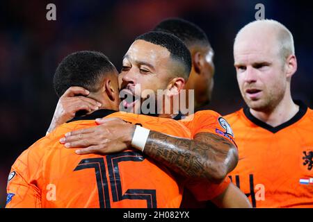 ROTTERDAM, NIEDERLANDE - 11. OKTOBER: Arnaut Danjuma aus den Niederlanden und Memphis Depay aus den Niederlanden während des Qualifikationsspiels der FIFA-Weltmeisterschaft 2022 zwischen den Niederlanden und Gibraltar am 11. Oktober 2021 im Stadion Feijenoord in Rotterdam, Niederlande (Foto: Geert van Erven/Orange Picches) Stockfoto