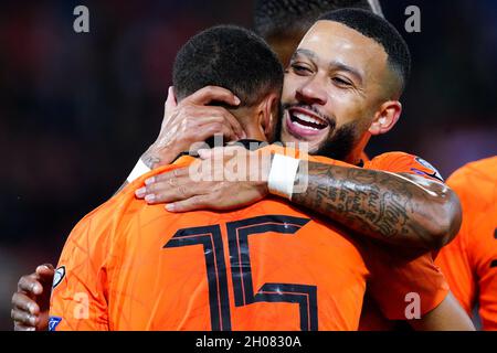 ROTTERDAM, NIEDERLANDE - 11. OKTOBER: Arnaut Danjuma aus den Niederlanden und Memphis Depay aus den Niederlanden während des Qualifikationsspiels der FIFA-Weltmeisterschaft 2022 zwischen den Niederlanden und Gibraltar am 11. Oktober 2021 im Stadion Feijenoord in Rotterdam, Niederlande (Foto: Geert van Erven/Orange Picches) Stockfoto