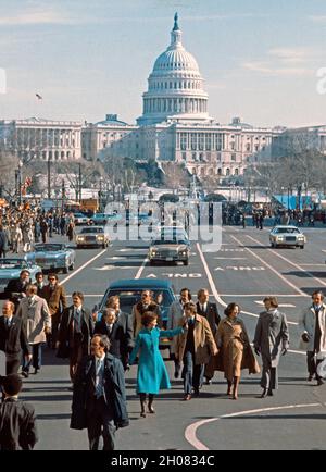 US-Präsident Jimmy Carter und First Lady Rosalynn Carter gehen die Pennsylvania Avenue in Washington, DC entlang, nachdem er am 20. Januar 1977 am Einweihungstag an der Ostfront des US-Kapitols in Washington, DC, den Amtseid abgelegt hat. Kredit: Arnie Sachs/CNP Stockfoto