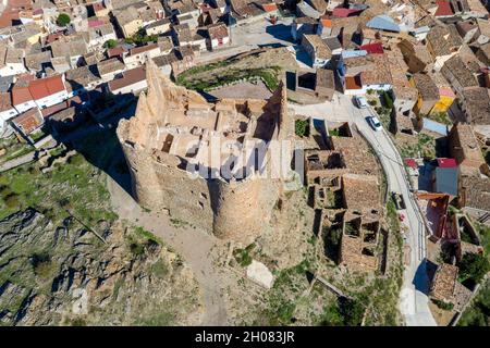 Burg Jarque de Moncayo, gotischer Stil in der spanischen Gemeinde Zaragoza gelegen und in ernsthafter Ruinengefahr. Luftaufnahme von oben Stockfoto