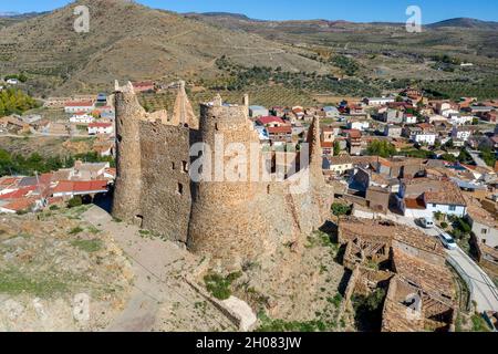 Burg Jarque de Moncayo, gotischer Stil in der spanischen Gemeinde Zaragoza gelegen und in ernsthafter Ruinengefahr. Blick von hinten Stockfoto