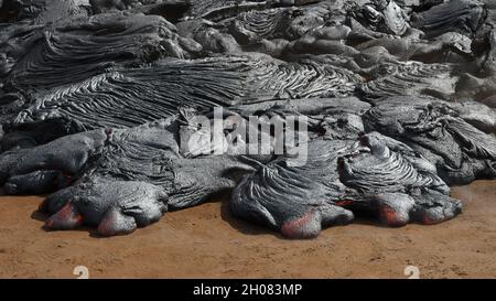 Pahoehoe Lavafluss am Fagradalsfjall, Island. Lavakruste ist grau und schwarz, geschmolzene Lava ist rot und orange. Stockfoto