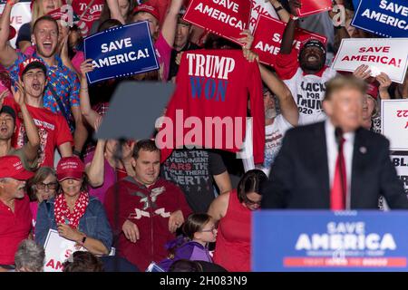 Des Moines, Iowa, USA. Oktober 2021. Anhänger halten Schilder und ein rotes Sweatshirt bereit, in dem steht, dass Trump gewonnen hat, während der ehemalige US-Präsident DONALD TRUMP auf dem Iowa State Fairgrounds eine Rette America Rally veranstaltet. (Bild: © Brian Cahn/ZUMA Press Wire) Stockfoto