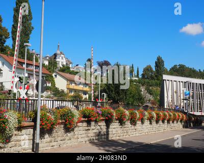 ÜBERLINGEN, DEUTSCHLAND - 18. Sep 2021: Eine Bahnstrecke überquert den Park in Überlingen, Deutschland Stockfoto