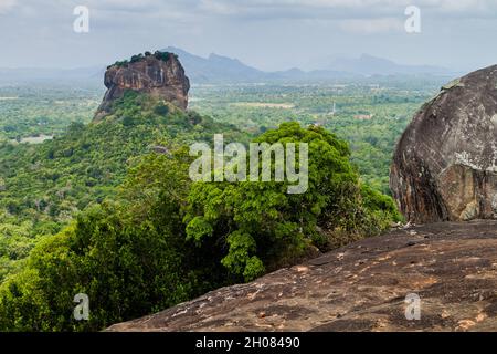Blick auf Sigiriya Lion Rock vom nahe gelegenen Pidurangala Rock, Sri Lanka Stockfoto