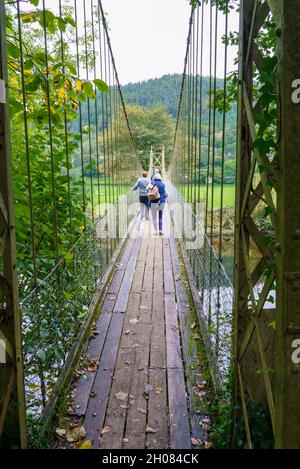 Sappers Suspension Bridge, Betws-y-Coed, erbaut über dem Fluss Conwy in den 1930er Jahren von David Rowell und Co Ltd., um die 1917 Armee Holzbrücke zu ersetzen Stockfoto