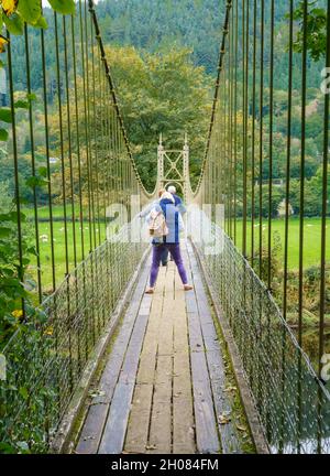 Sappers Suspension Bridge, Betws-y-Coed, erbaut über dem Fluss Conwy in den 1930er Jahren von David Rowell und Co Ltd., um die 1917 Armee Holzbrücke zu ersetzen Stockfoto